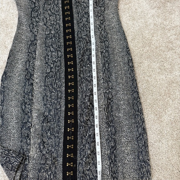 T Tahari Women’s Dress Size 6 Gray Sheath Short Sleeve V Neck Snake Print - Picture 9 of 12